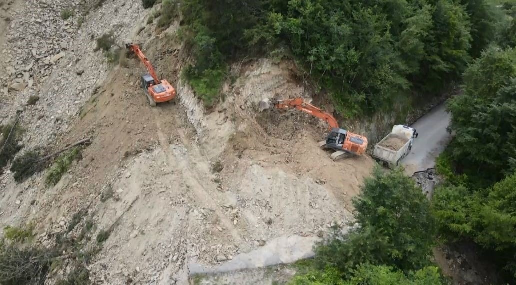 Sel ve heyelanların yıktığı yollar yeniden yapılıyor