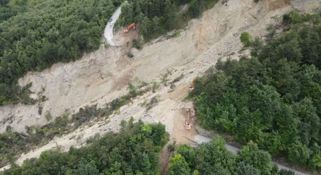 Sel ve heyelanların yıktığı yollar yeniden yapılıyor