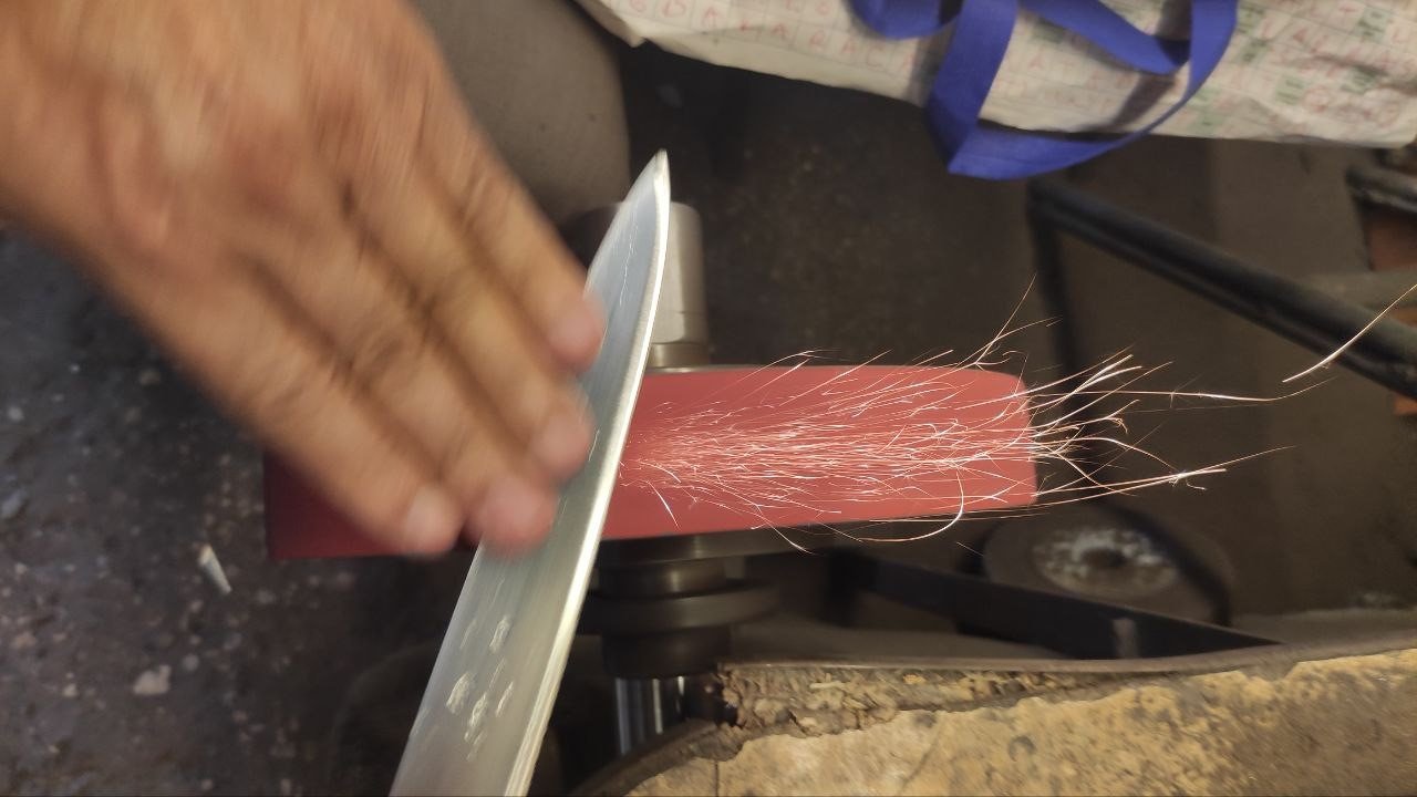 Bıçaklar kurbana hazırlanıyor