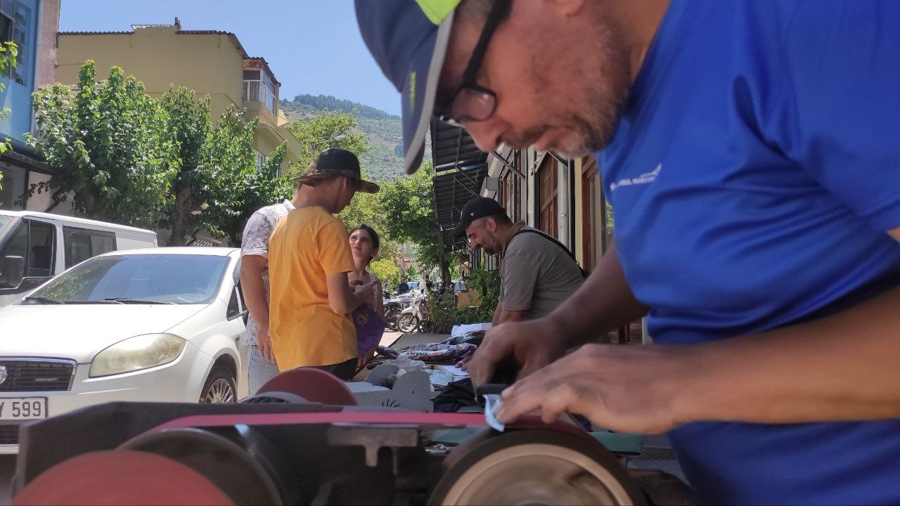 Bıçaklar kurbana hazırlanıyor