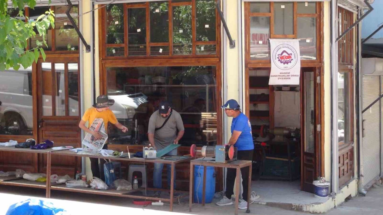 Bıçaklar kurbana hazırlanıyor