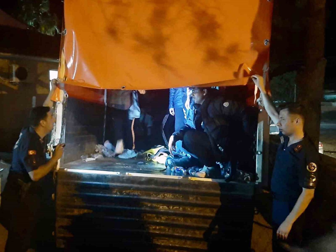 Muğla’da 41 göçmen ile iki organizatör yakalandı