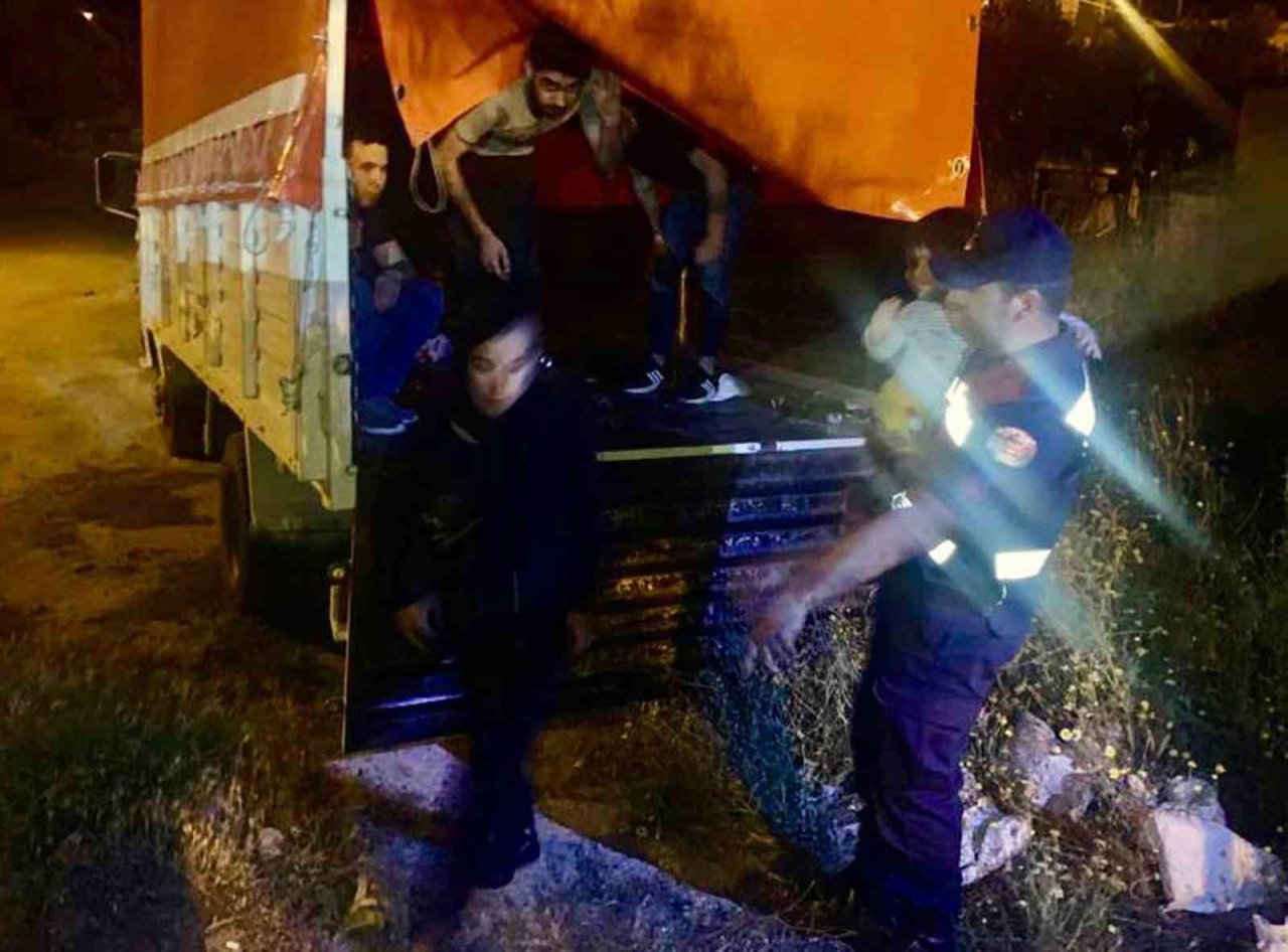 Muğla’da 41 göçmen ile iki organizatör yakalandı