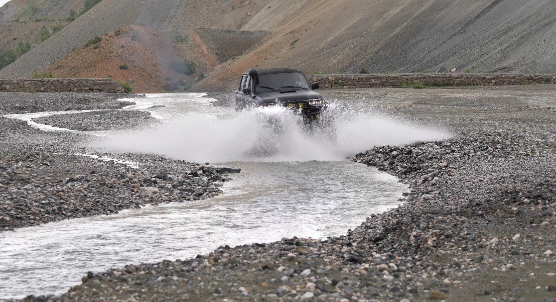 Off road aracı şelalenin altında yıkandı