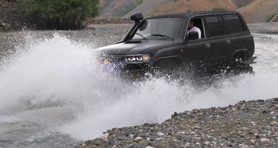 Off road aracı şelalenin altında yıkandı
