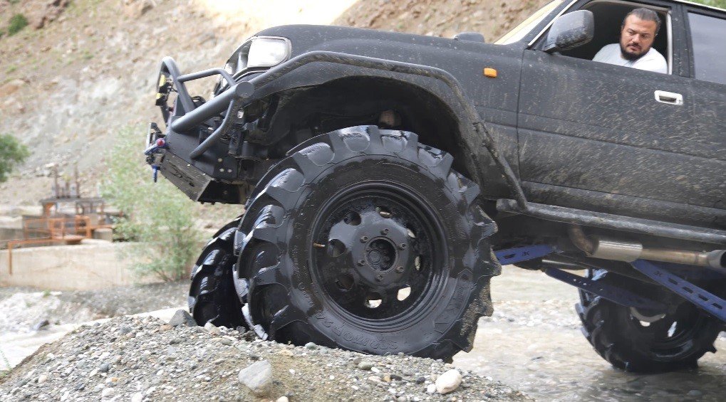 Off road aracı şelalenin altında yıkandı