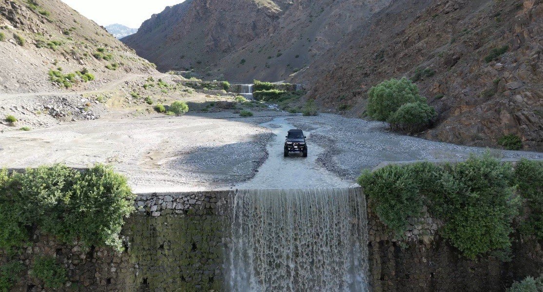 Off road aracı şelalenin altında yıkandı