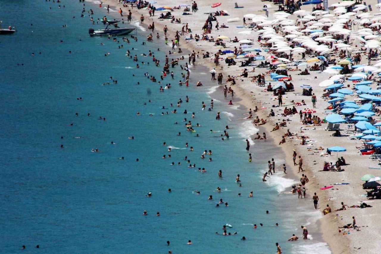 Ölüdeniz’de bayram yoğunluğu