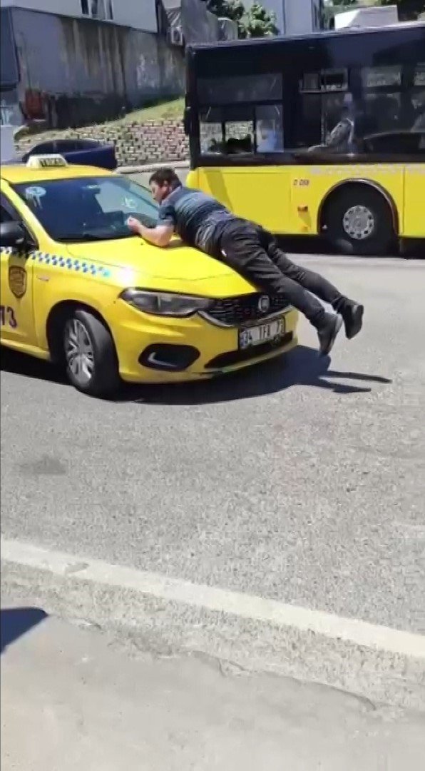 Pendik’te taksinin kaputuna çıkıp camı patlattı