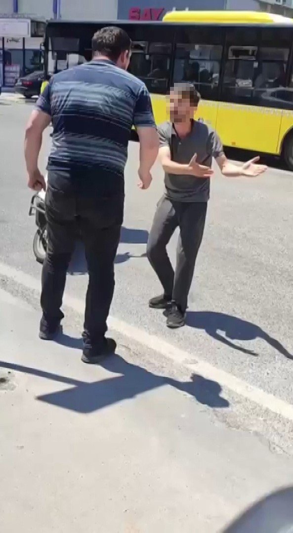 Pendik’te taksinin kaputuna çıkıp camı patlattı