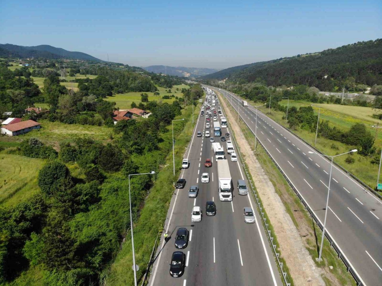 Bolu geçişinde tatilcilerin trafik yoğunluğu devam ediyor