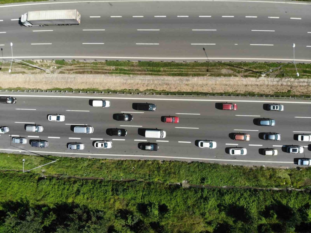 Bolu geçişinde tatilcilerin trafik yoğunluğu devam ediyor