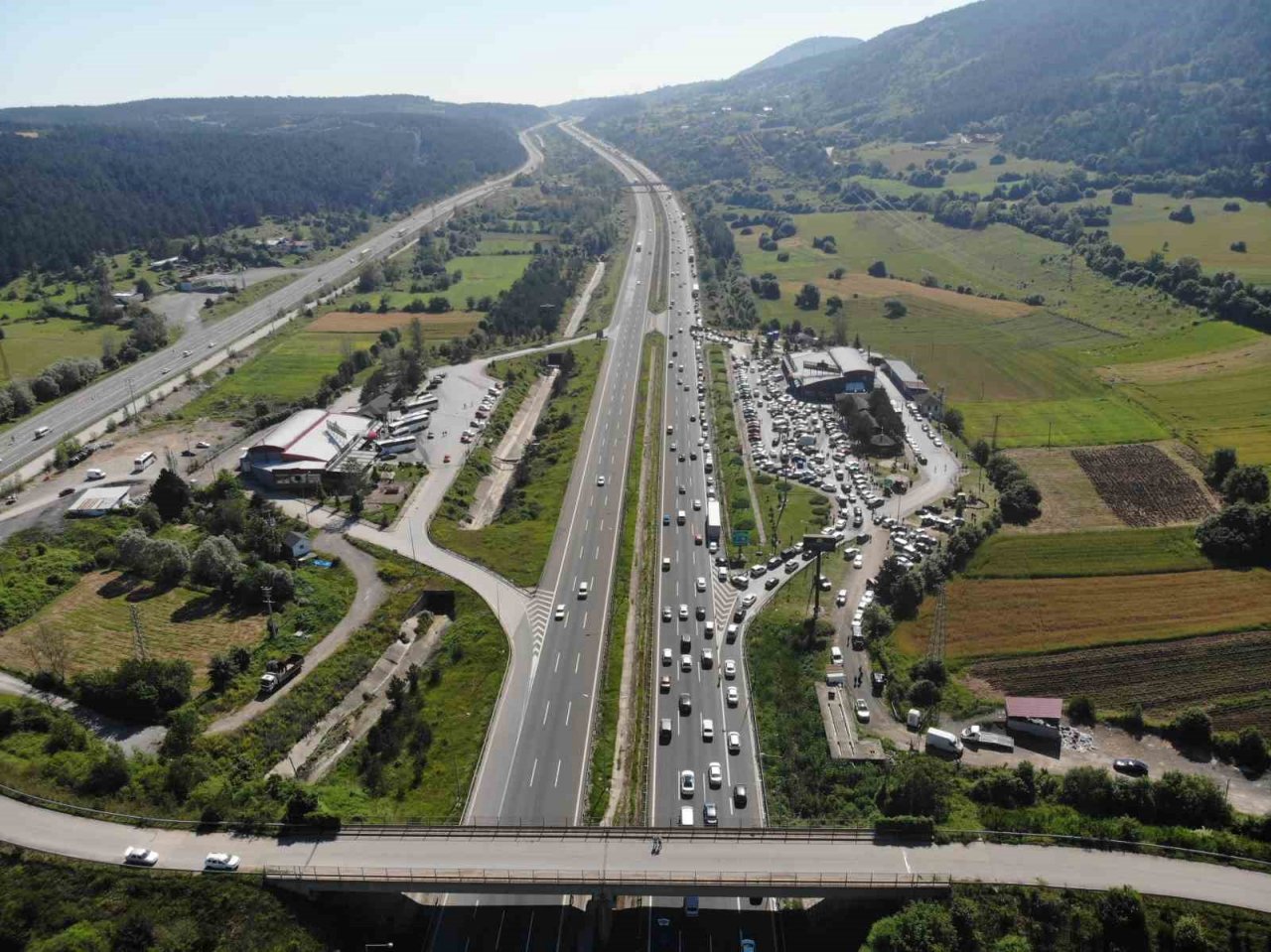 Bolu geçişinde tatilcilerin trafik yoğunluğu devam ediyor