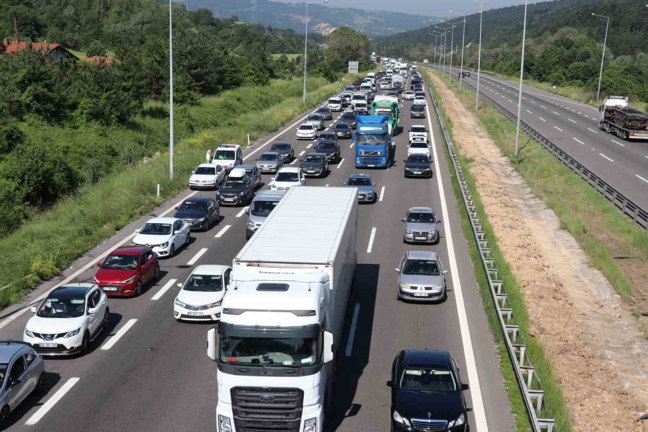 Bolu geçişinde tatilcilerin trafik yoğunluğu devam ediyor