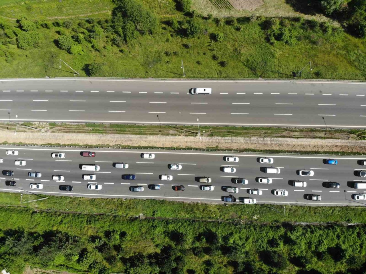 Bolu geçişinde tatilcilerin trafik yoğunluğu devam ediyor