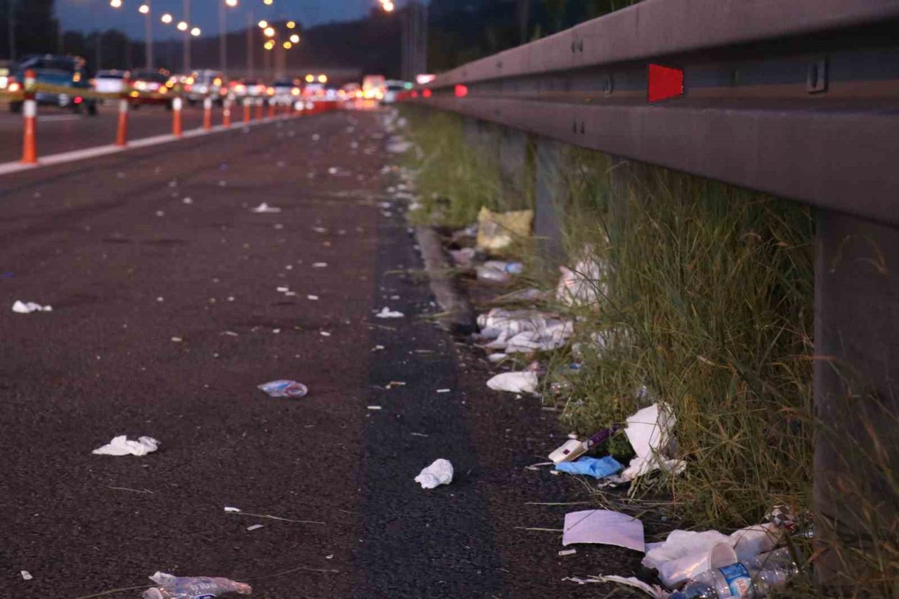Tatilcilerin yoğunluğu azaldı, çöpleri yollarda kaldı