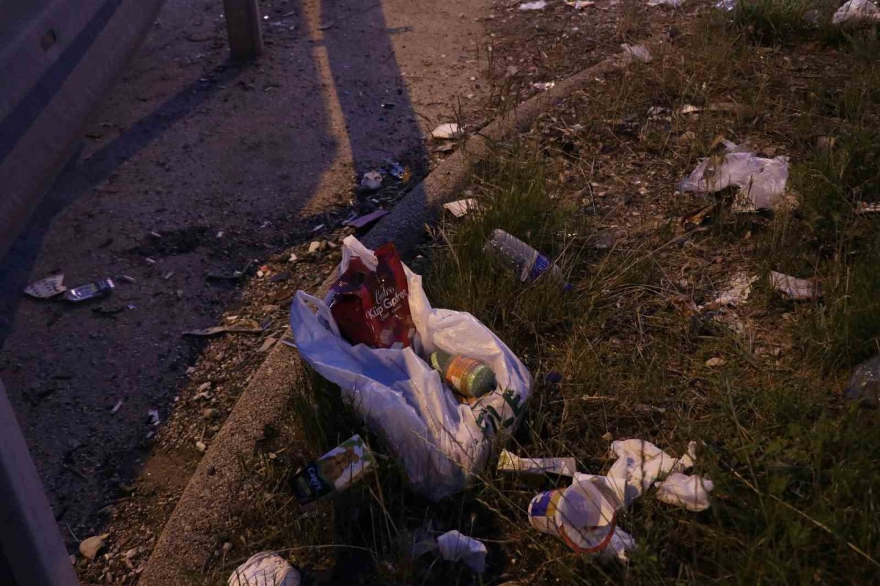 Tatilcilerin yoğunluğu azaldı, çöpleri yollarda kaldı