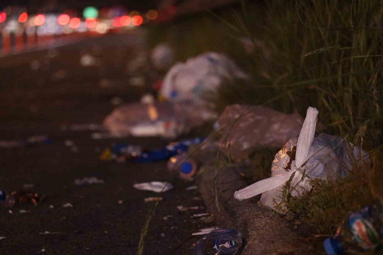 Tatilcilerin yoğunluğu azaldı, çöpleri yollarda kaldı