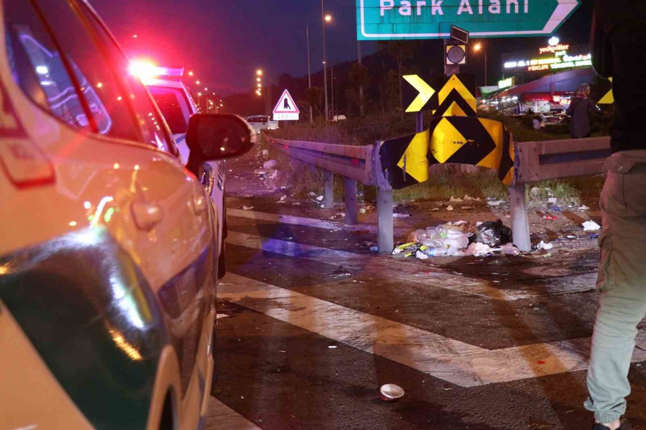 Tatilcilerin yoğunluğu azaldı, çöpleri yollarda kaldı