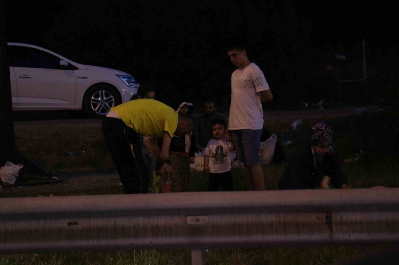 Tatilcilerin yoğunluğu azaldı, çöpleri yollarda kaldı