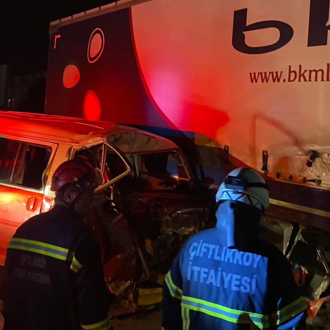 Yalova’da çekiciye bağlı römorkla minibüs çarpıştı: 2 yaralı