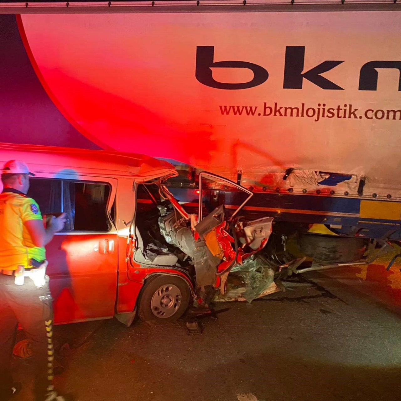 Yalova’da çekiciye bağlı römorkla minibüs çarpıştı: 2 yaralı