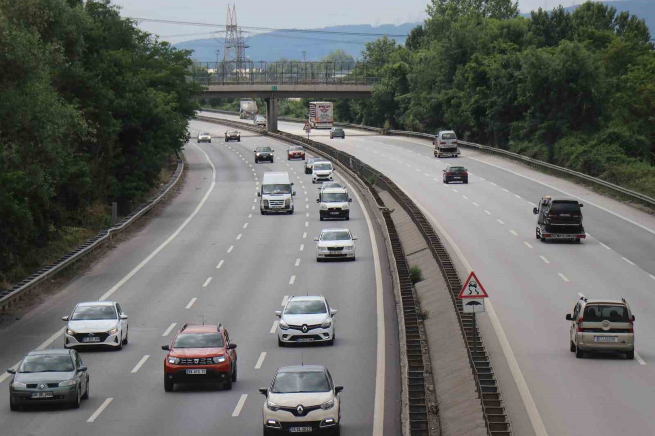 Otoyolda hafta sonu durma noktasına gelen trafik normale döndü