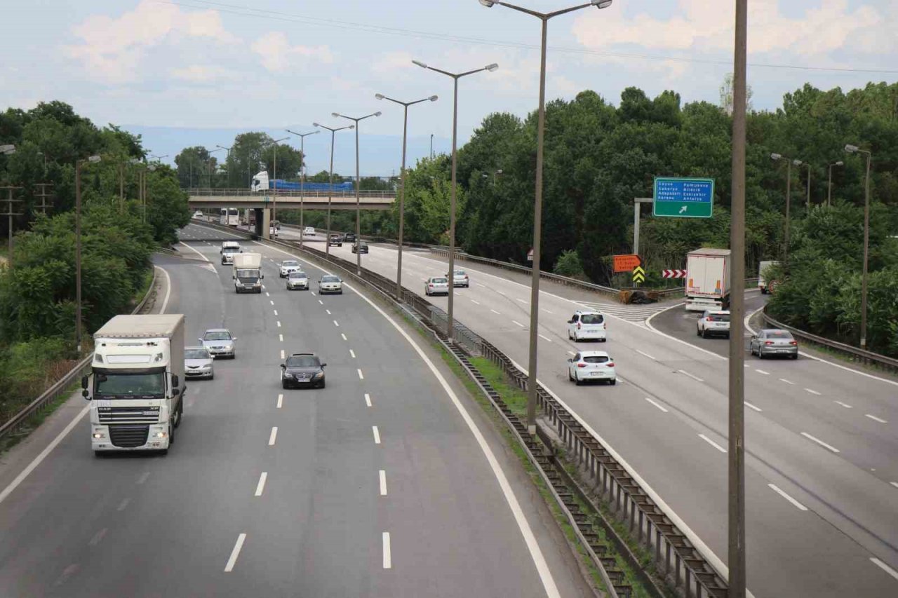 Otoyolda hafta sonu durma noktasına gelen trafik normale döndü