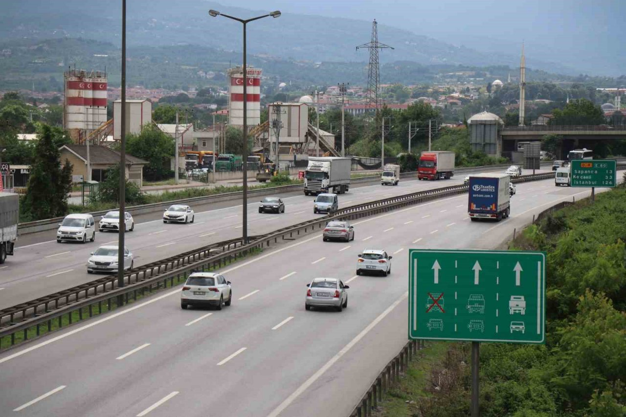 Otoyolda hafta sonu durma noktasına gelen trafik normale döndü