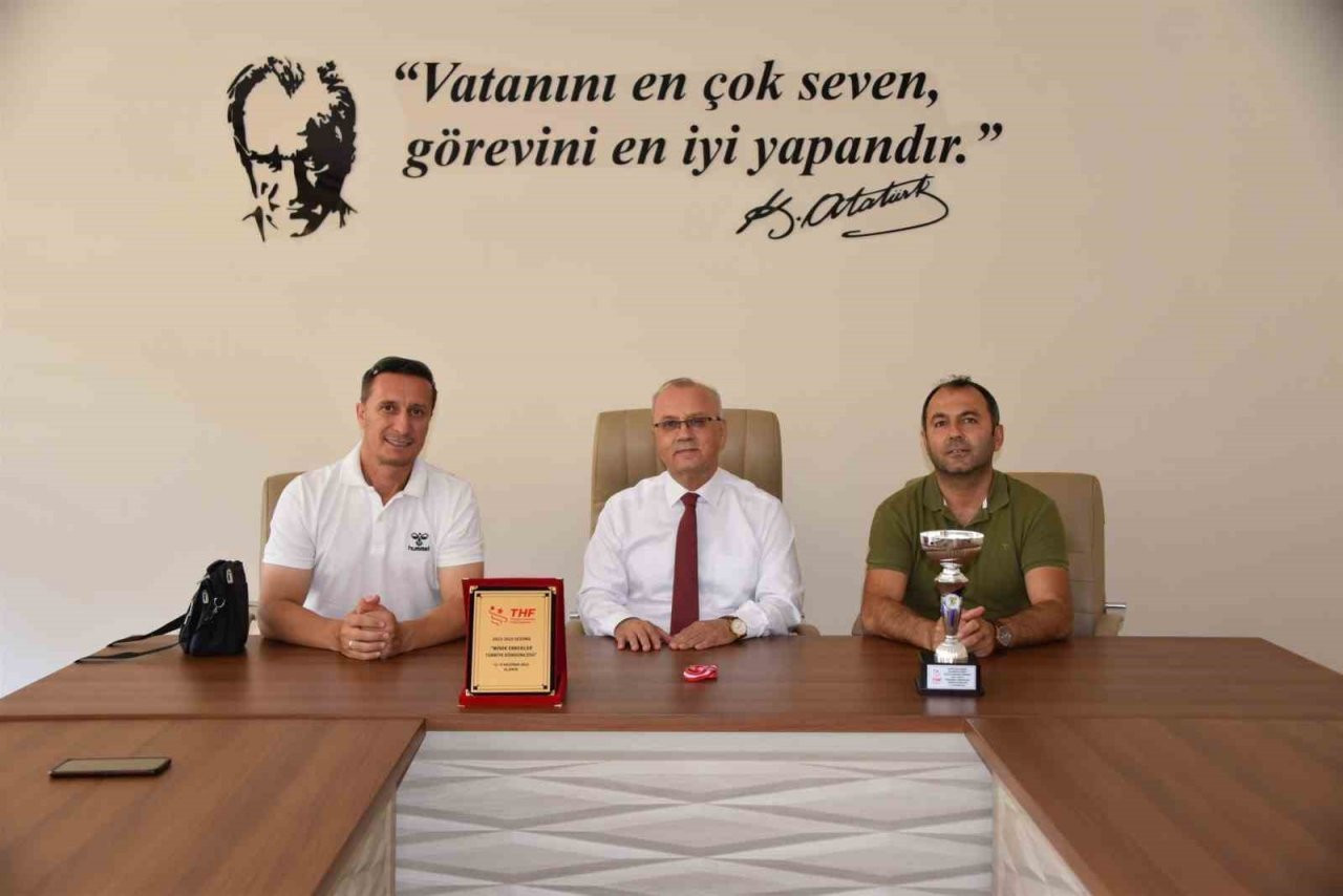 Kazandıkları kupayı Başkan Kayda’ya götürdüler