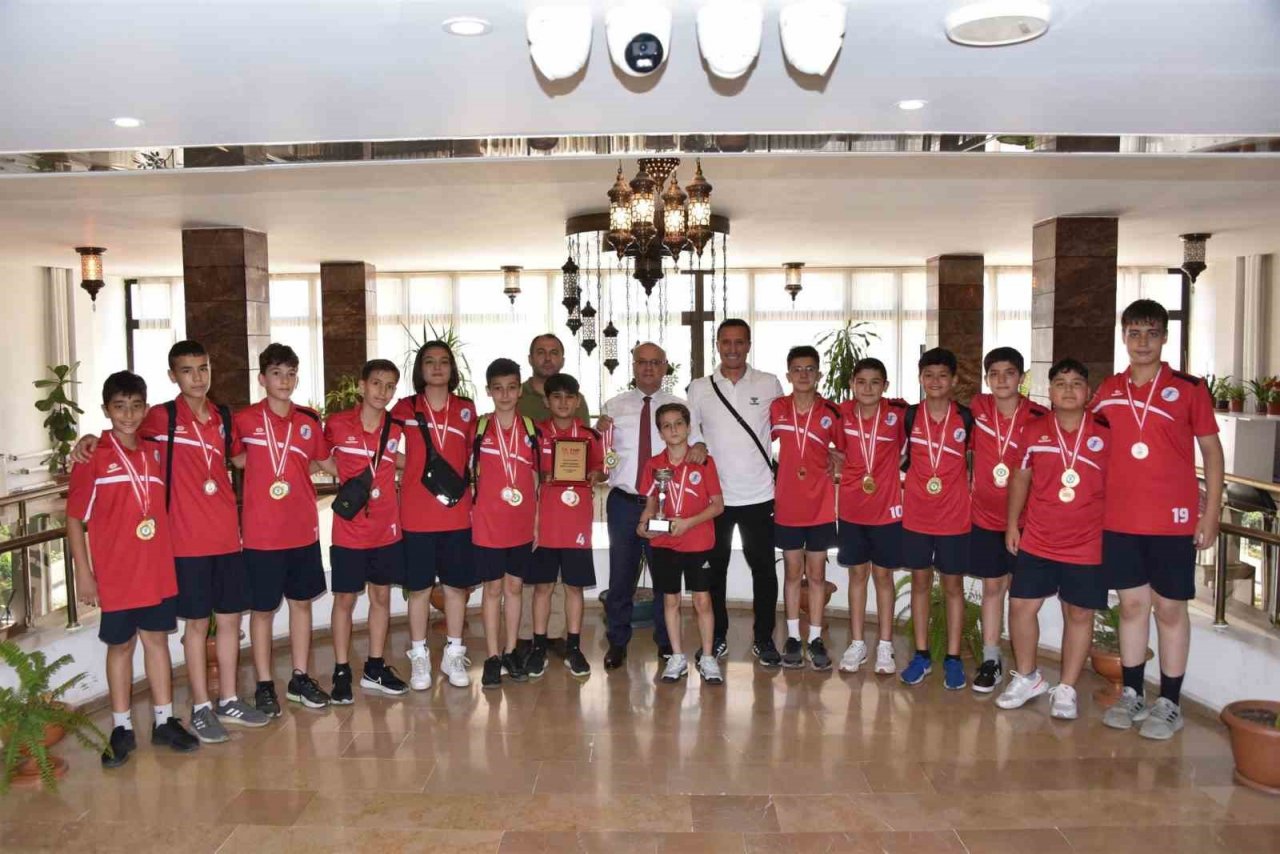 Kazandıkları kupayı Başkan Kayda’ya götürdüler