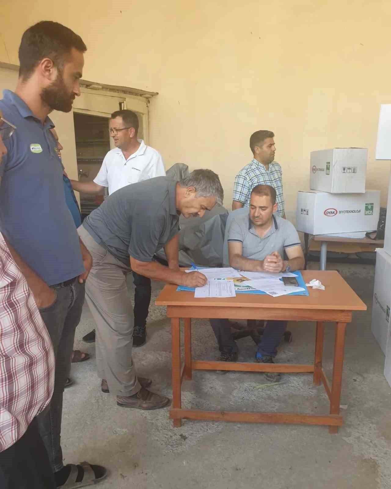 Akdeniz sineğine karşı çiftçilere tuzak dağıtıldı