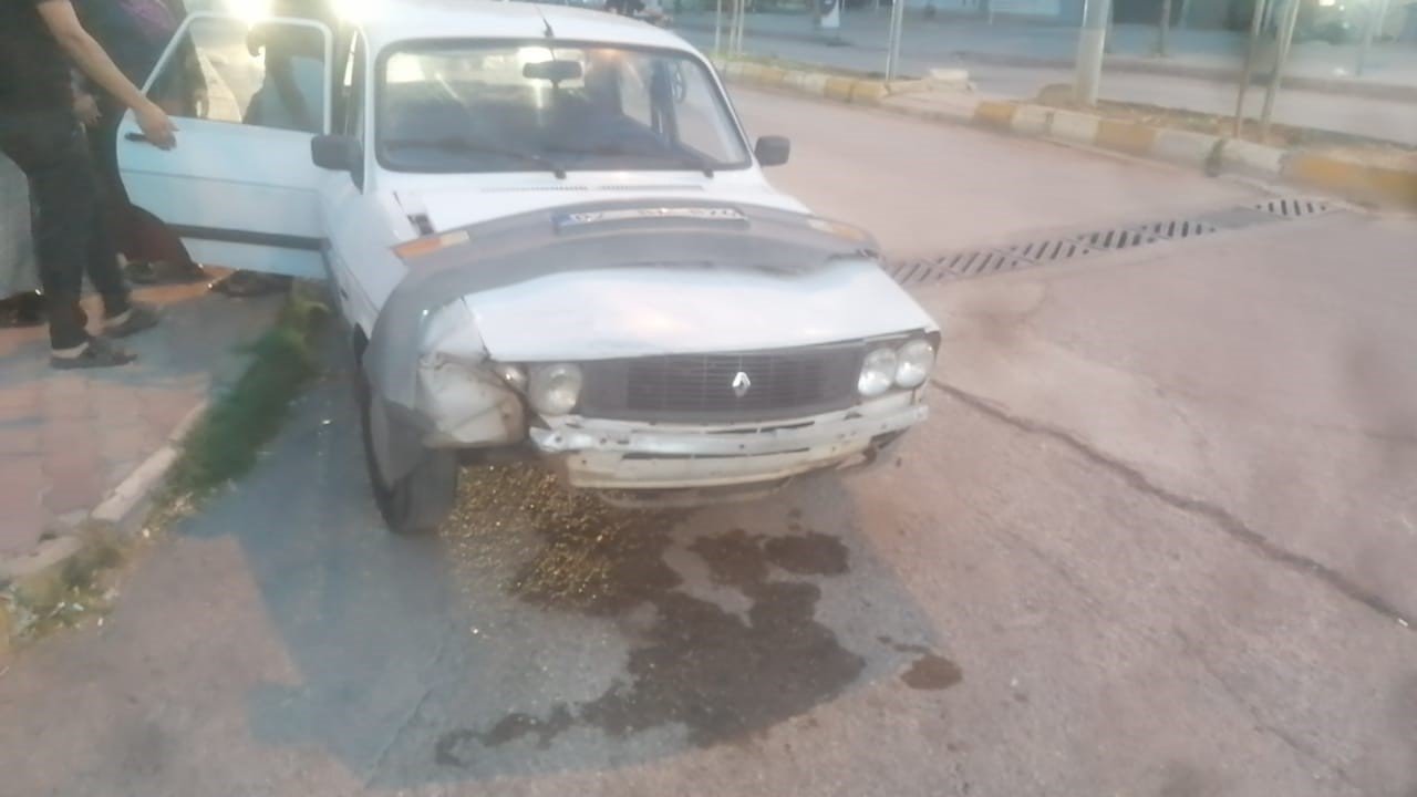 İki otomobil çarpıştı: 2 yaralı