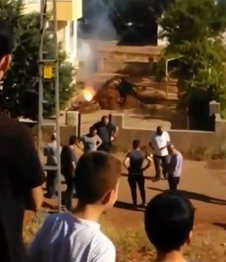 Patlayan elektrik hattında çıkan yangın paniğe neden oldu