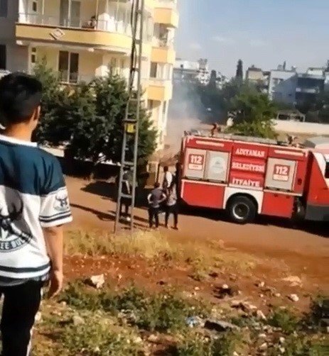 Patlayan elektrik hattında çıkan yangın paniğe neden oldu