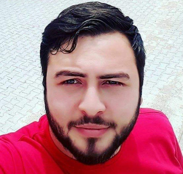 Yuvarlanan tomruk yüklü kamyondan atlayan sürücü hayatını kaybetti