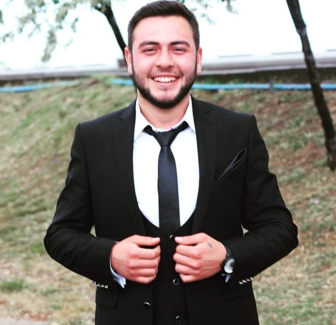 Yuvarlanan tomruk yüklü kamyondan atlayan sürücü hayatını kaybetti