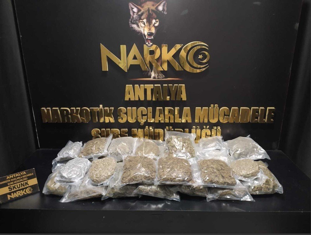 Antalya’da uyuşturucu tacirlerine operasyon: 26 tutuklama