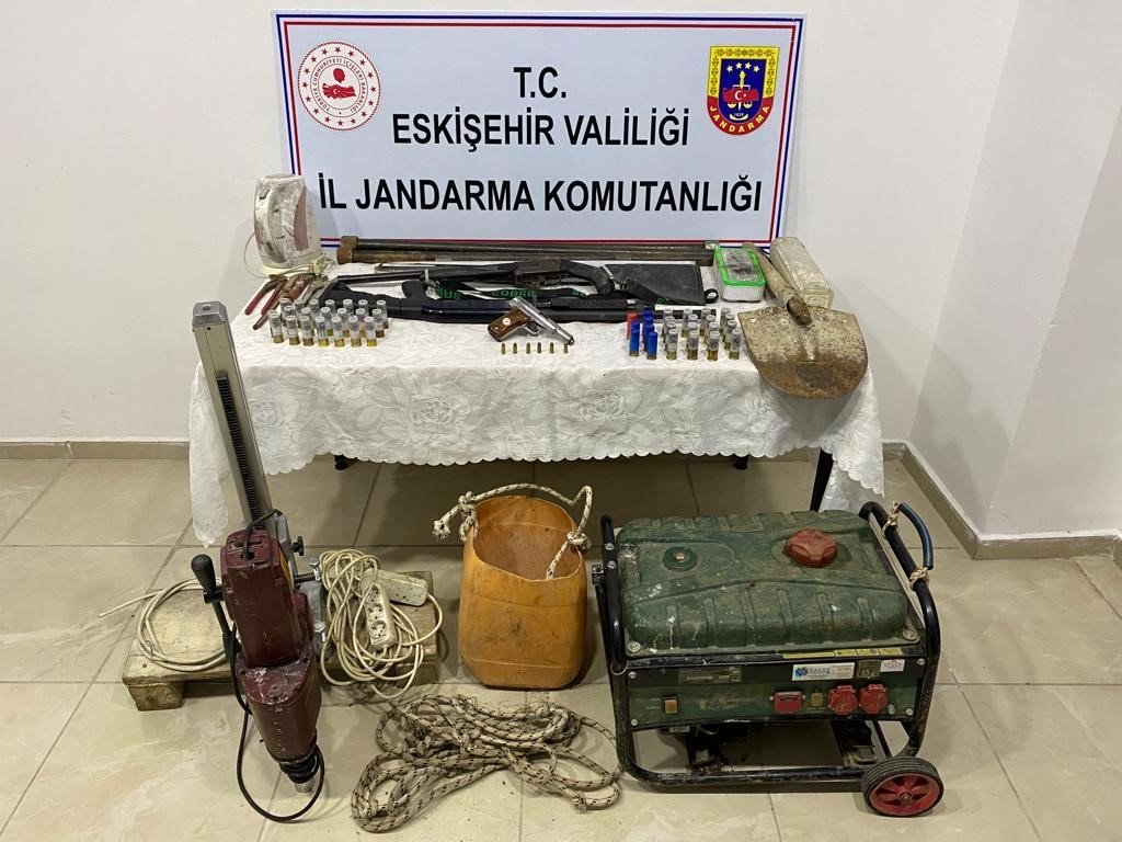 Kaçak kazı yapan 3 şahsa jandarmadan suçüstü