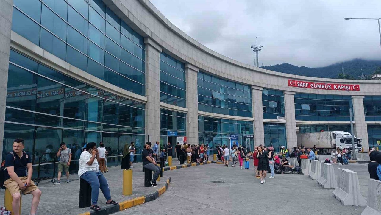 Sarp Sınır Kapısı’nda Kurban Bayramı tatili yoğunluğu