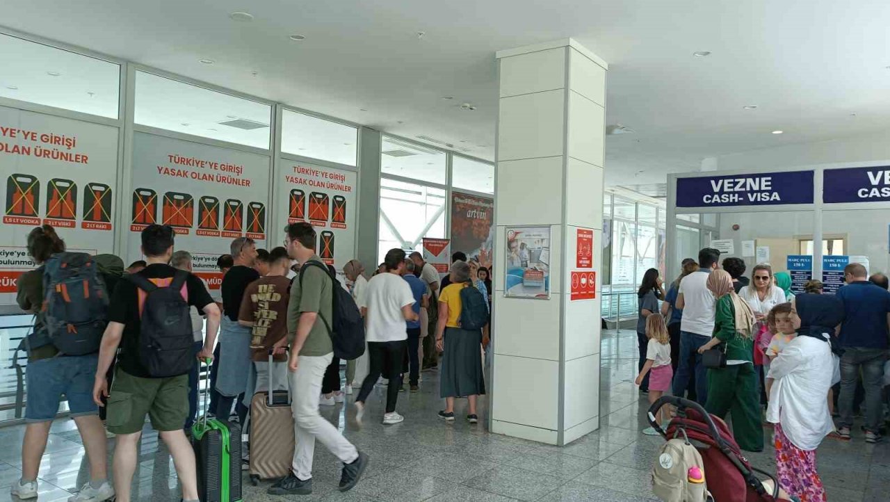 Sarp Sınır Kapısı’nda Kurban Bayramı tatili yoğunluğu