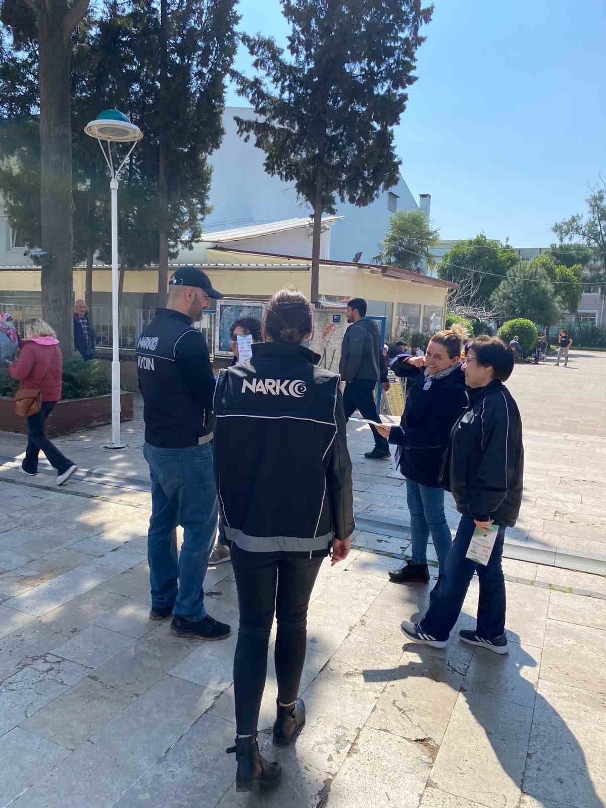 Uyuşturucunun zararlarına deniz altından dikkat çektiler