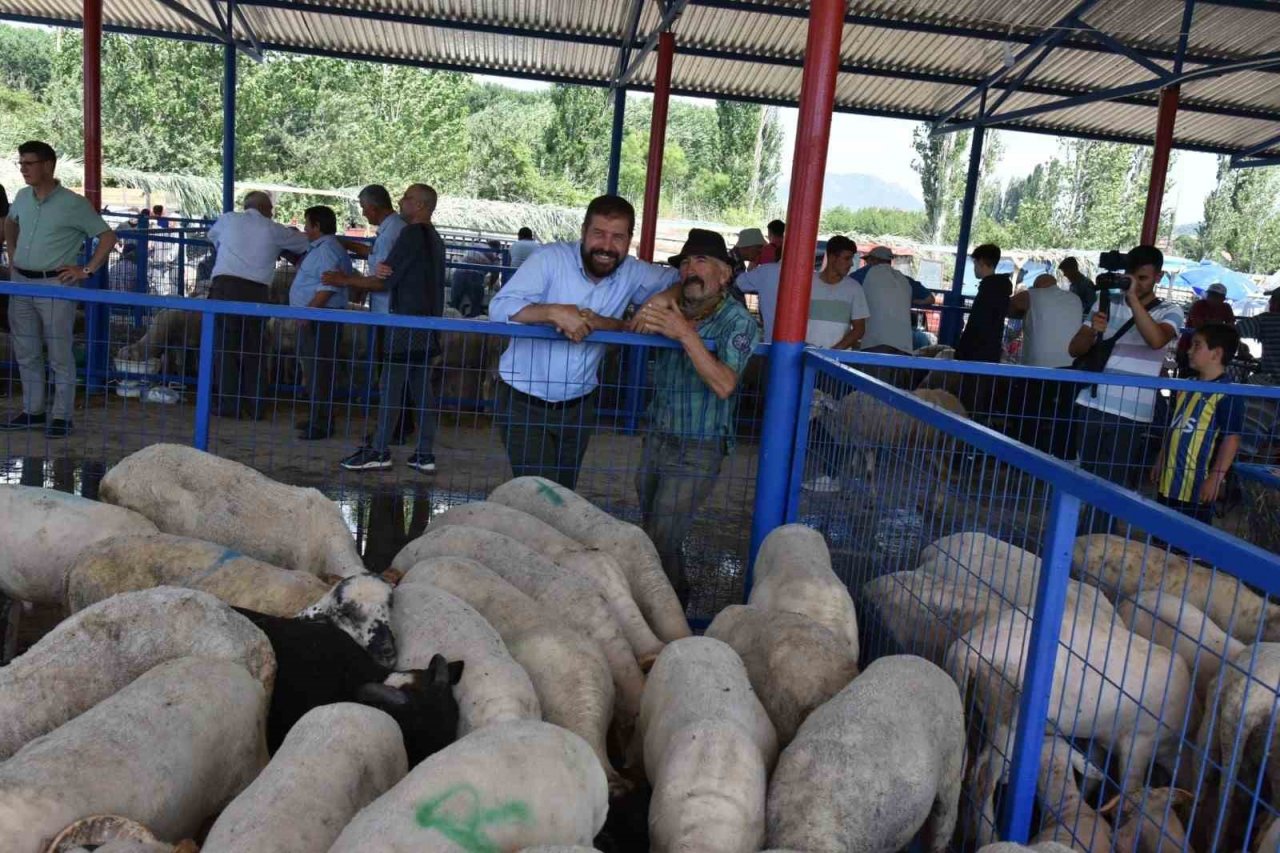 Sındırgı’da kurban pazarı panayır alanında