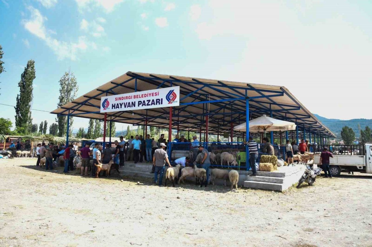 Sındırgı’da kurban pazarı panayır alanında