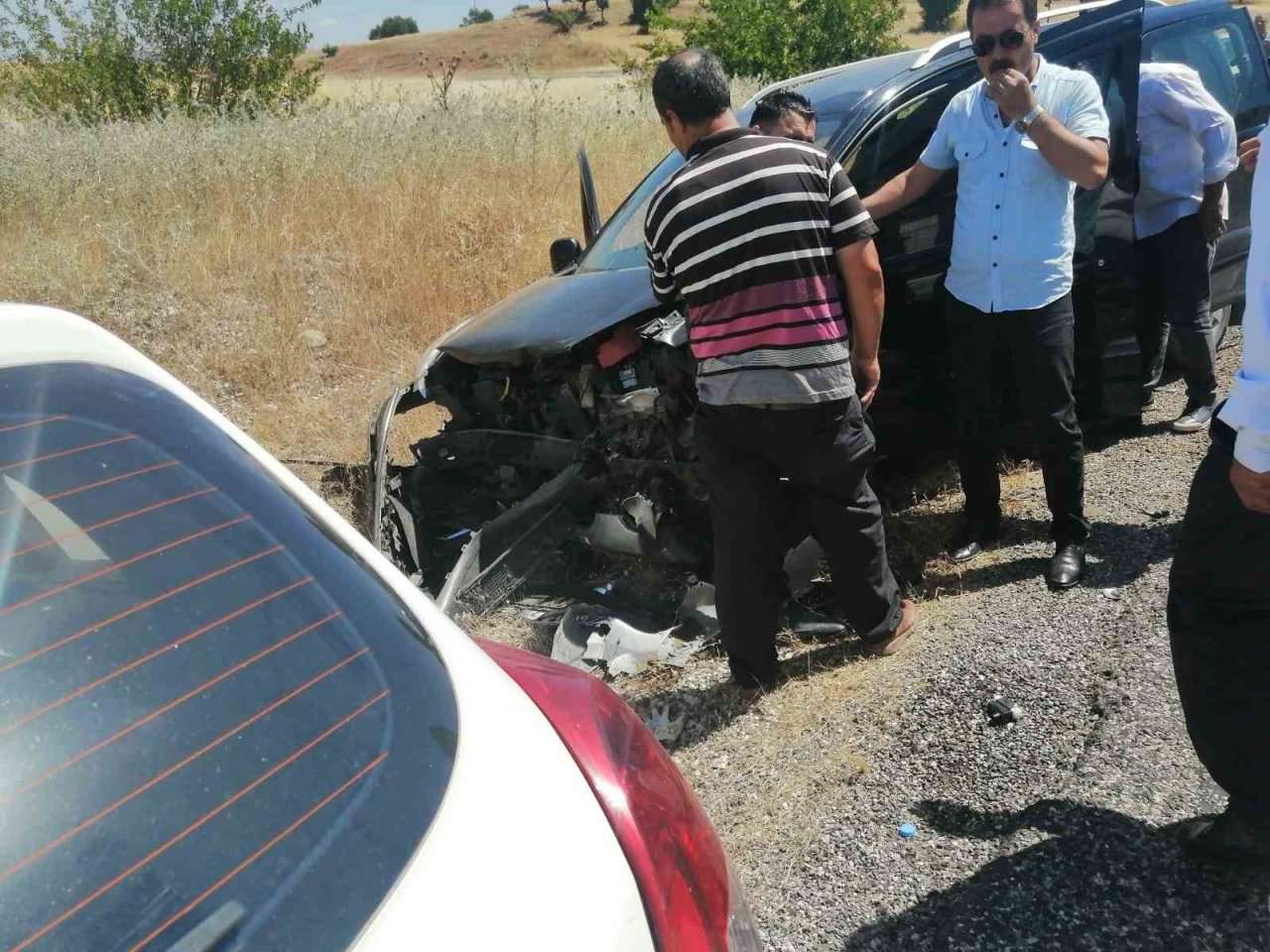 Batman’da hafif ticari araç ile otomobil çarpıştı: 6 yaralı