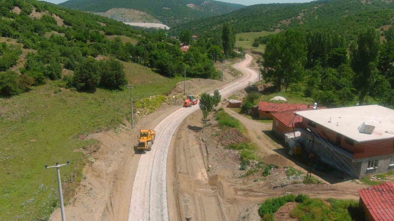 Bozüyük’te yol düzenleme çalışmaları devam ediyor