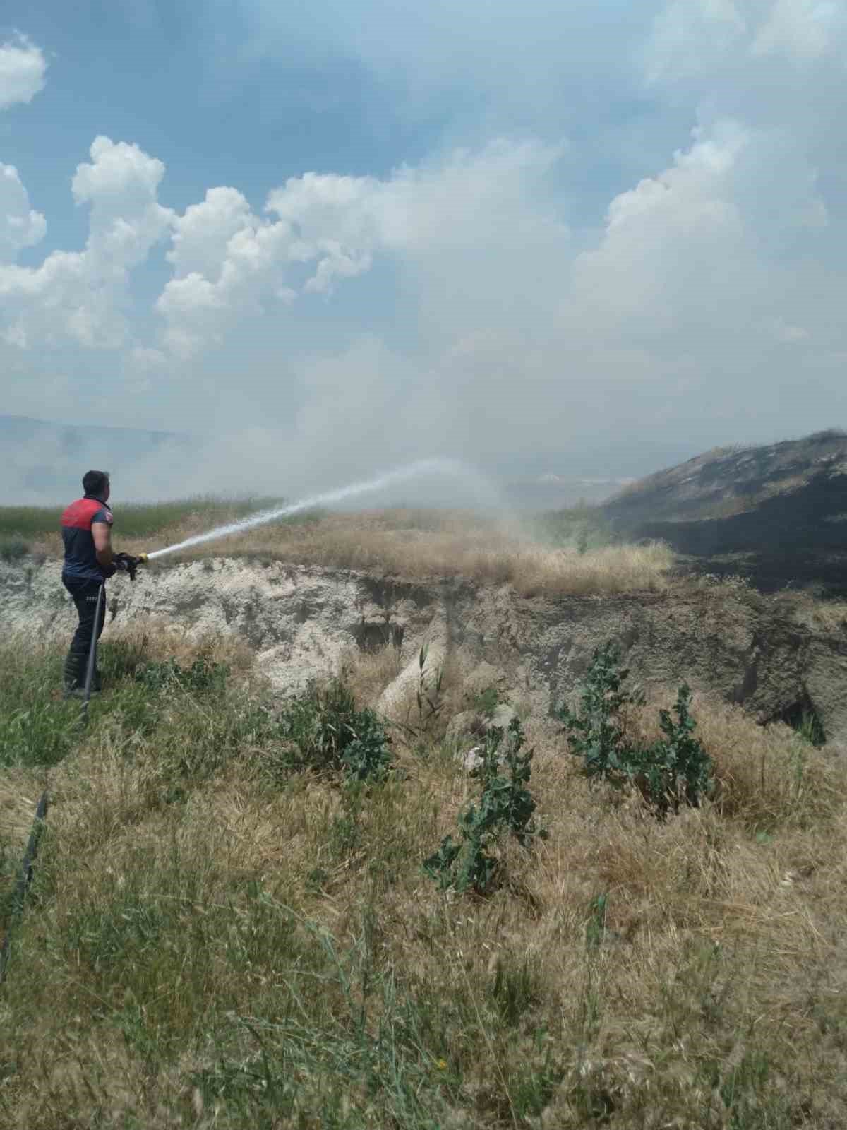 Burdur’da otluk alanda çıkan yangın itfaiye ekiplerinin erken müdahalesi ile söndürüldü