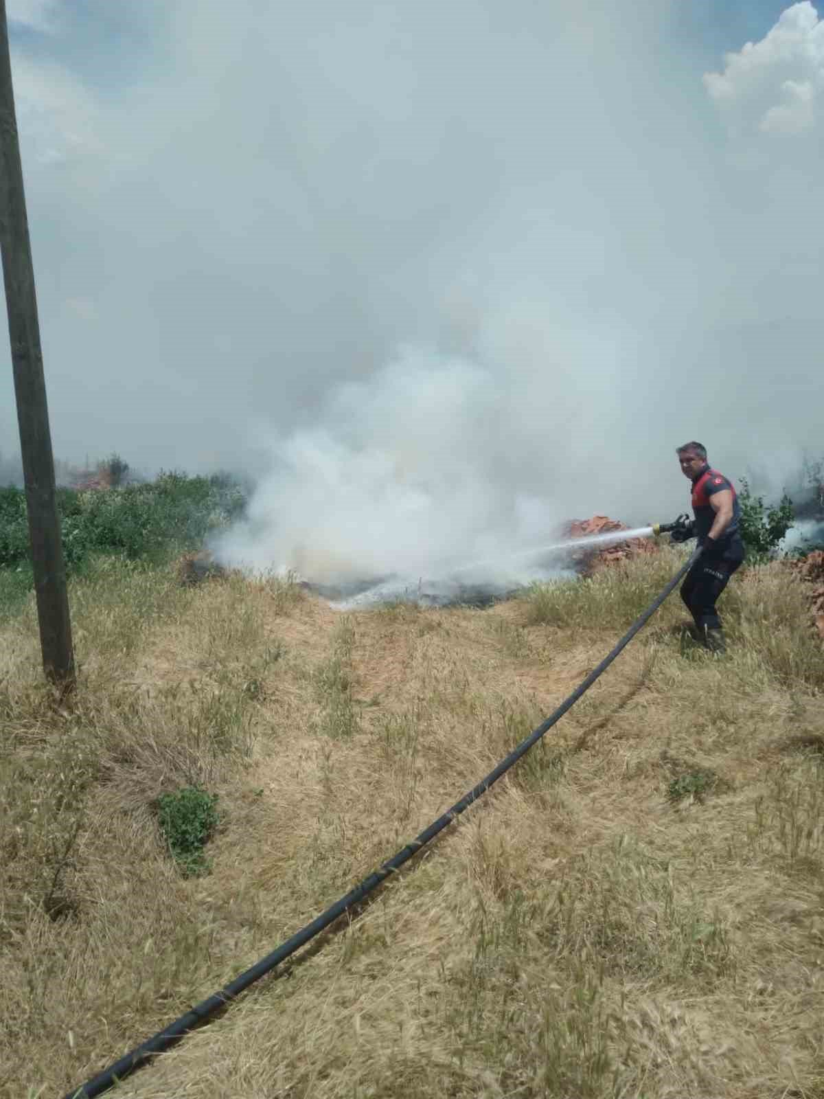 Burdur’da otluk alanda çıkan yangın itfaiye ekiplerinin erken müdahalesi ile söndürüldü