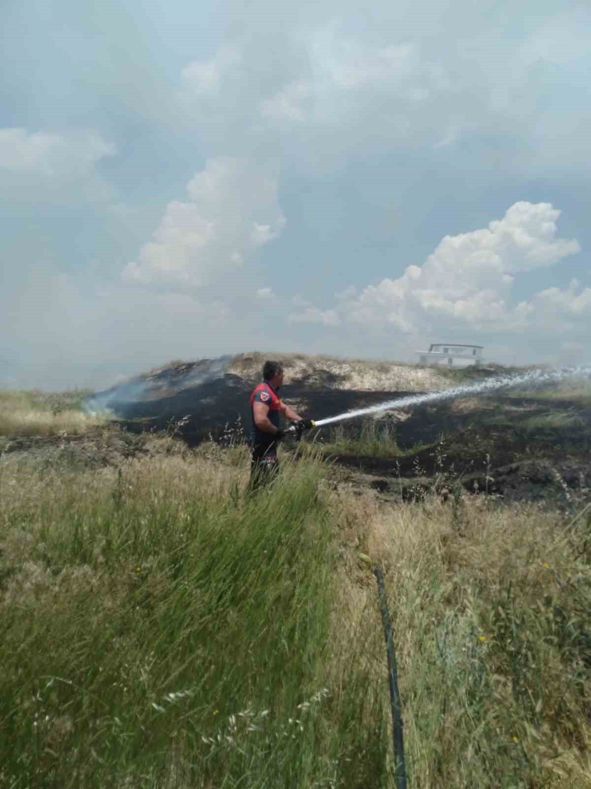Burdur’da otluk alanda çıkan yangın itfaiye ekiplerinin erken müdahalesi ile söndürüldü