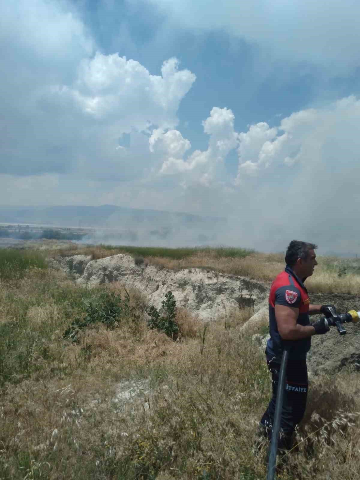 Burdur’da otluk alanda çıkan yangın itfaiye ekiplerinin erken müdahalesi ile söndürüldü